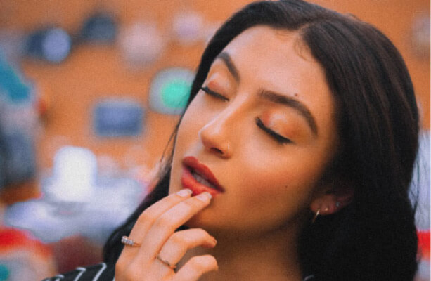 woman-holding-her-lower-jaw img